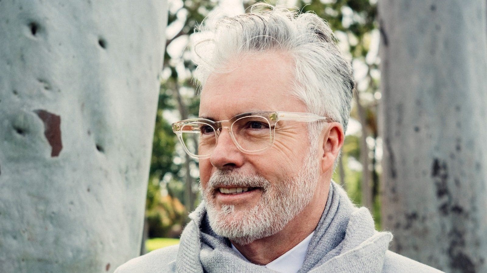 Grauhaariger Mann mit Brille