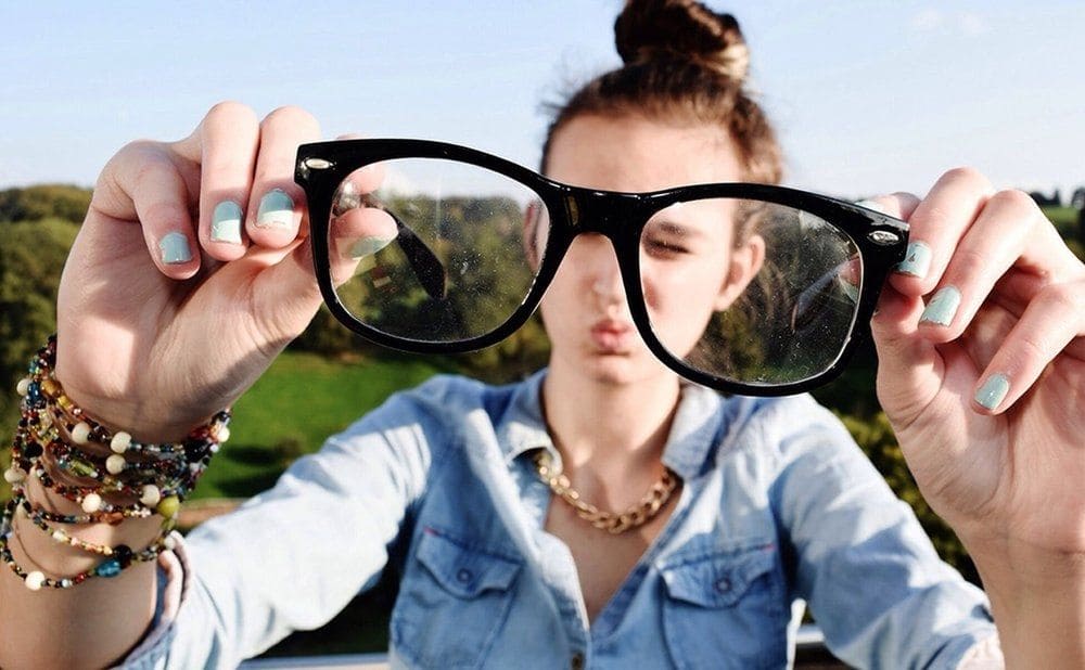 Junge Frau mit Brille