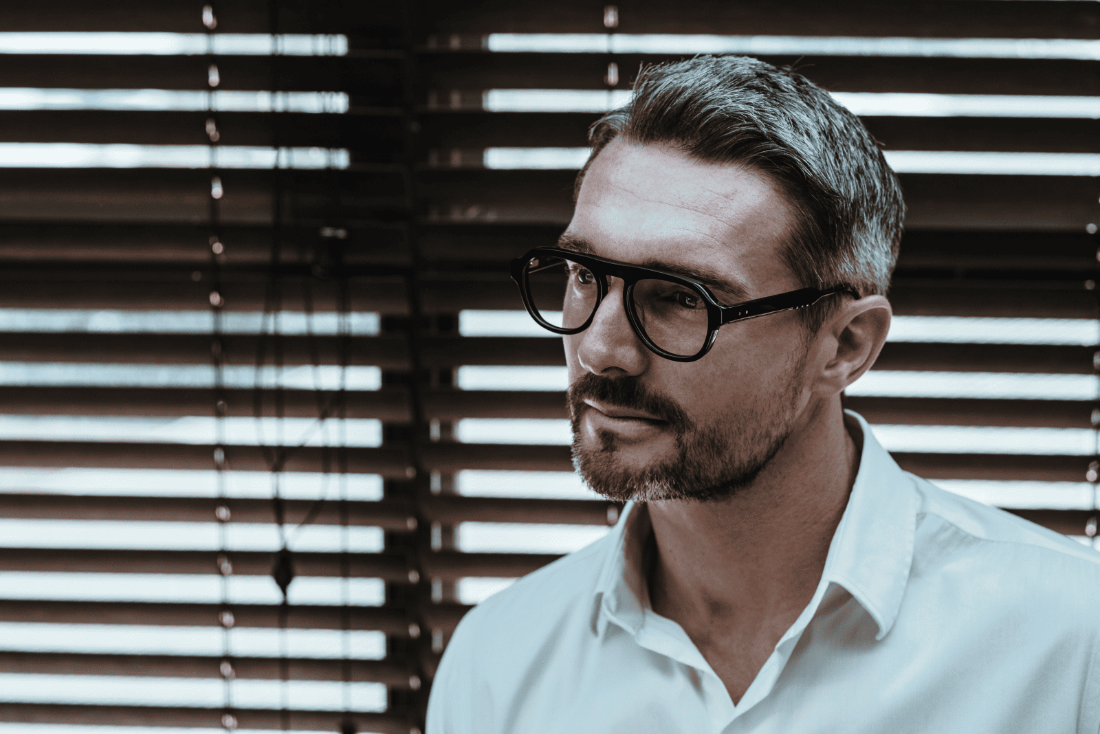 Mann mit Schwarzer Brille