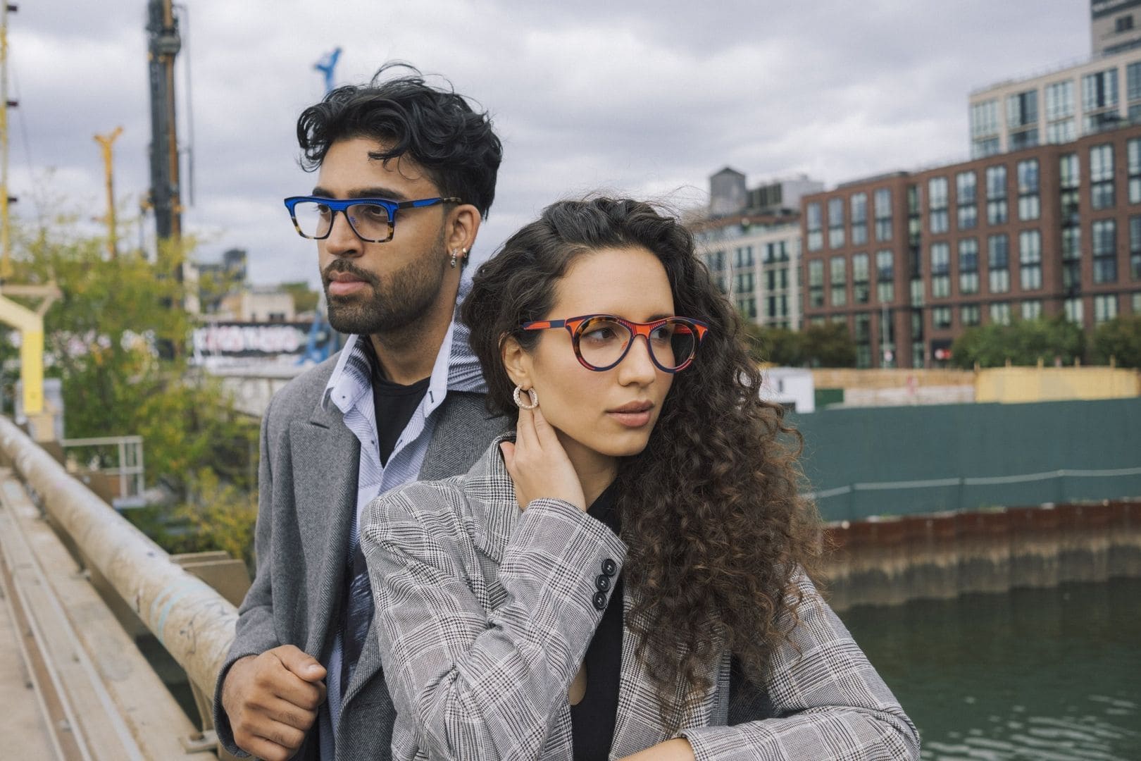 Brillentrends 2025 bei einer jungen Frau und einem jungen Mann