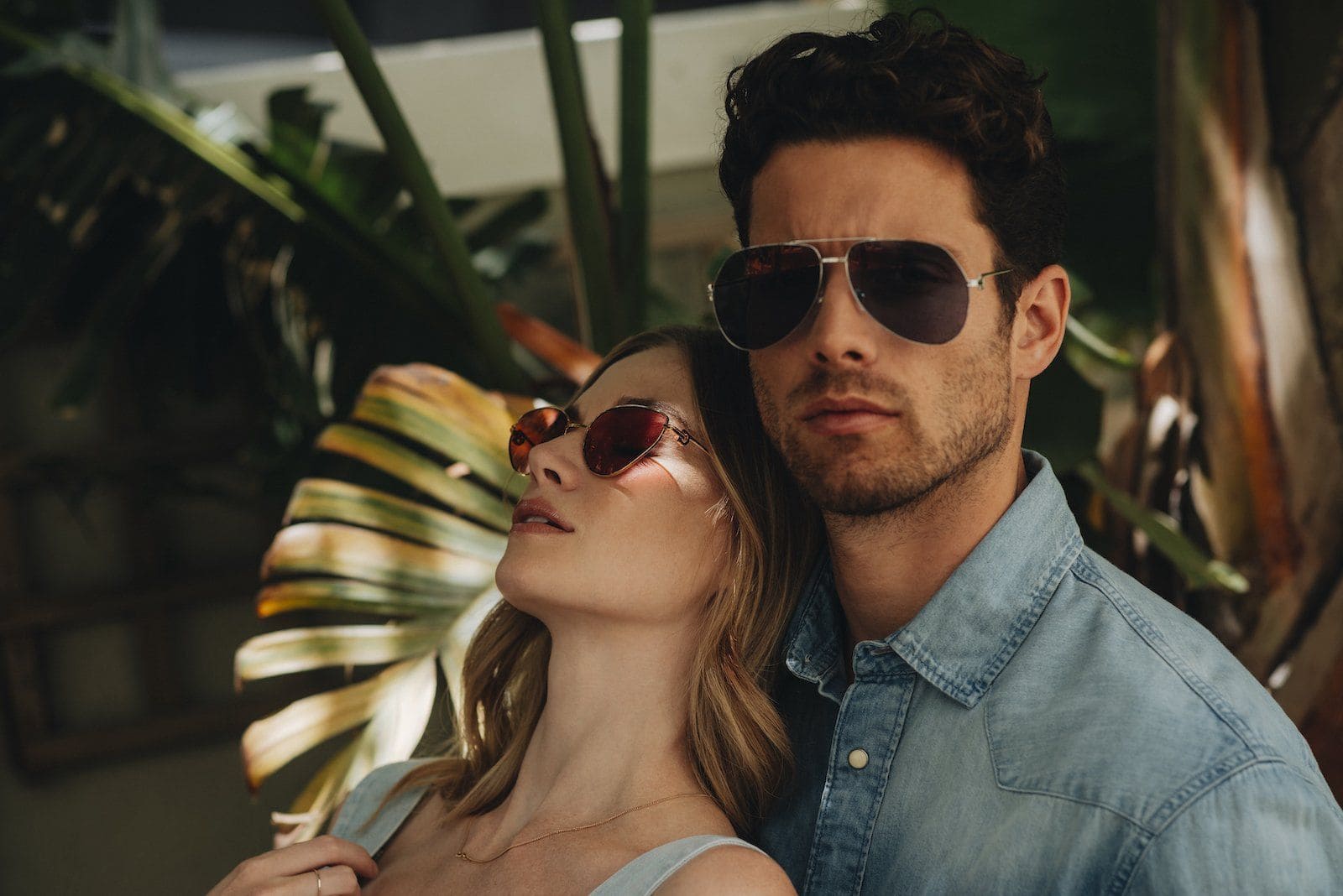 Paar mit Sonnenbrillen