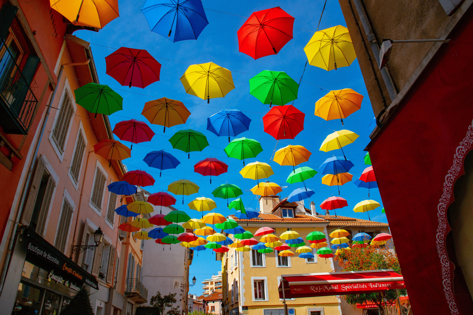 Bunte Regenschirme über einer Straße