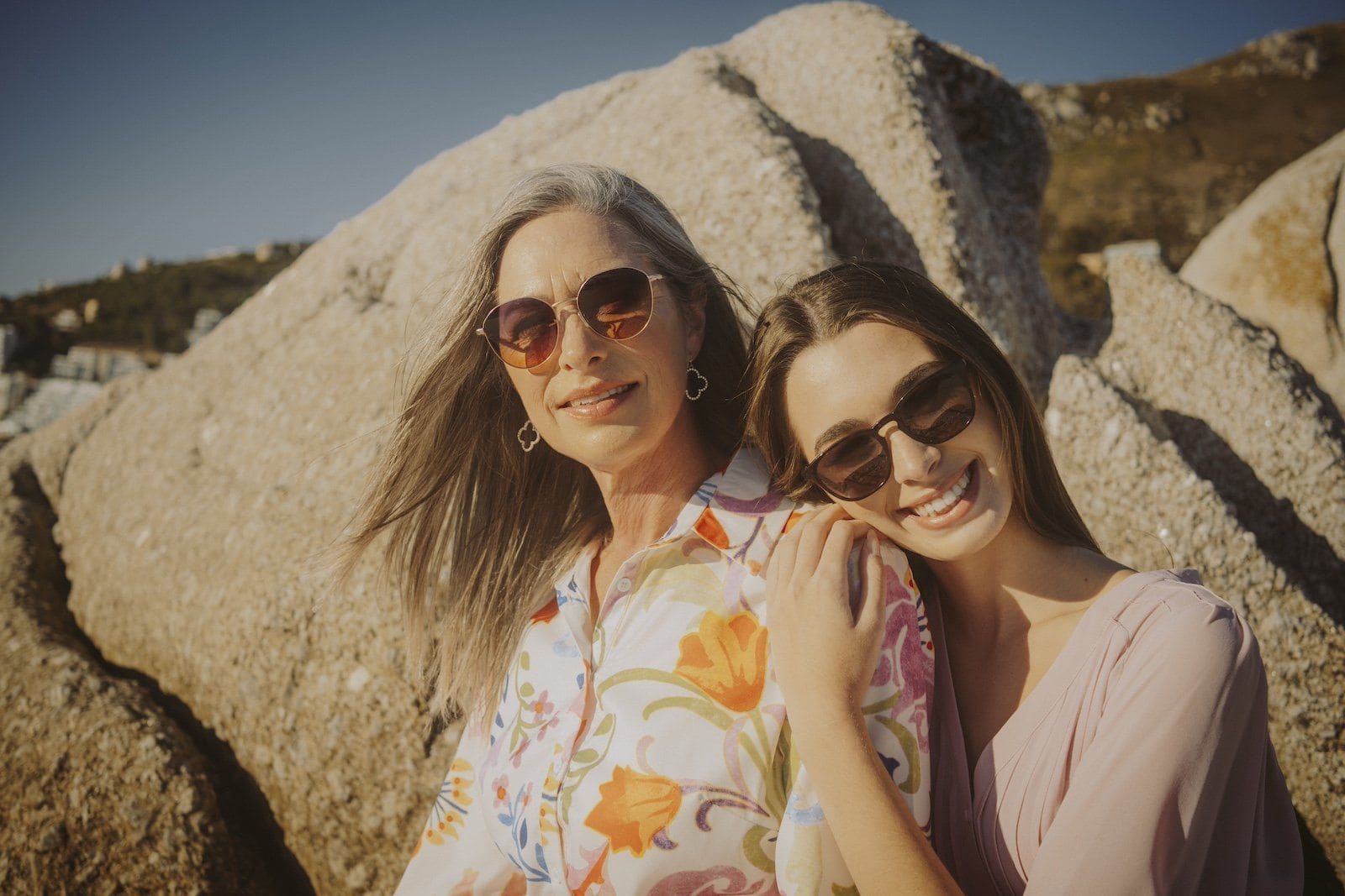 Frauen mit modernen Sonnenbrillen