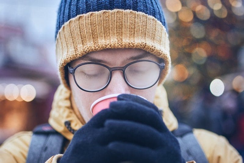 Junger Mann im Winter mit Brille