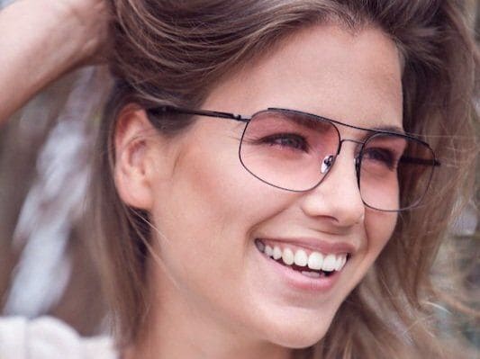 Frau lächelt mit Brille