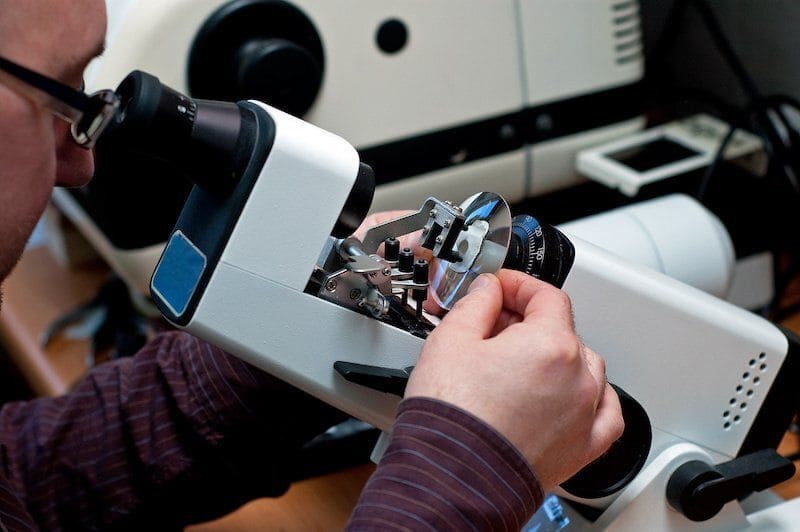 Augenoptiker bei der Arbeit