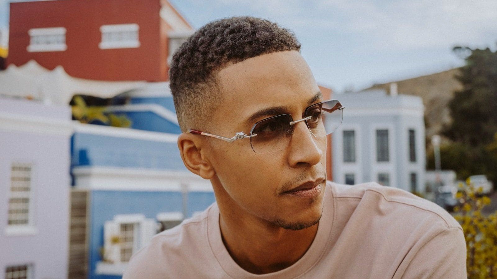 Mann mit Future Brille