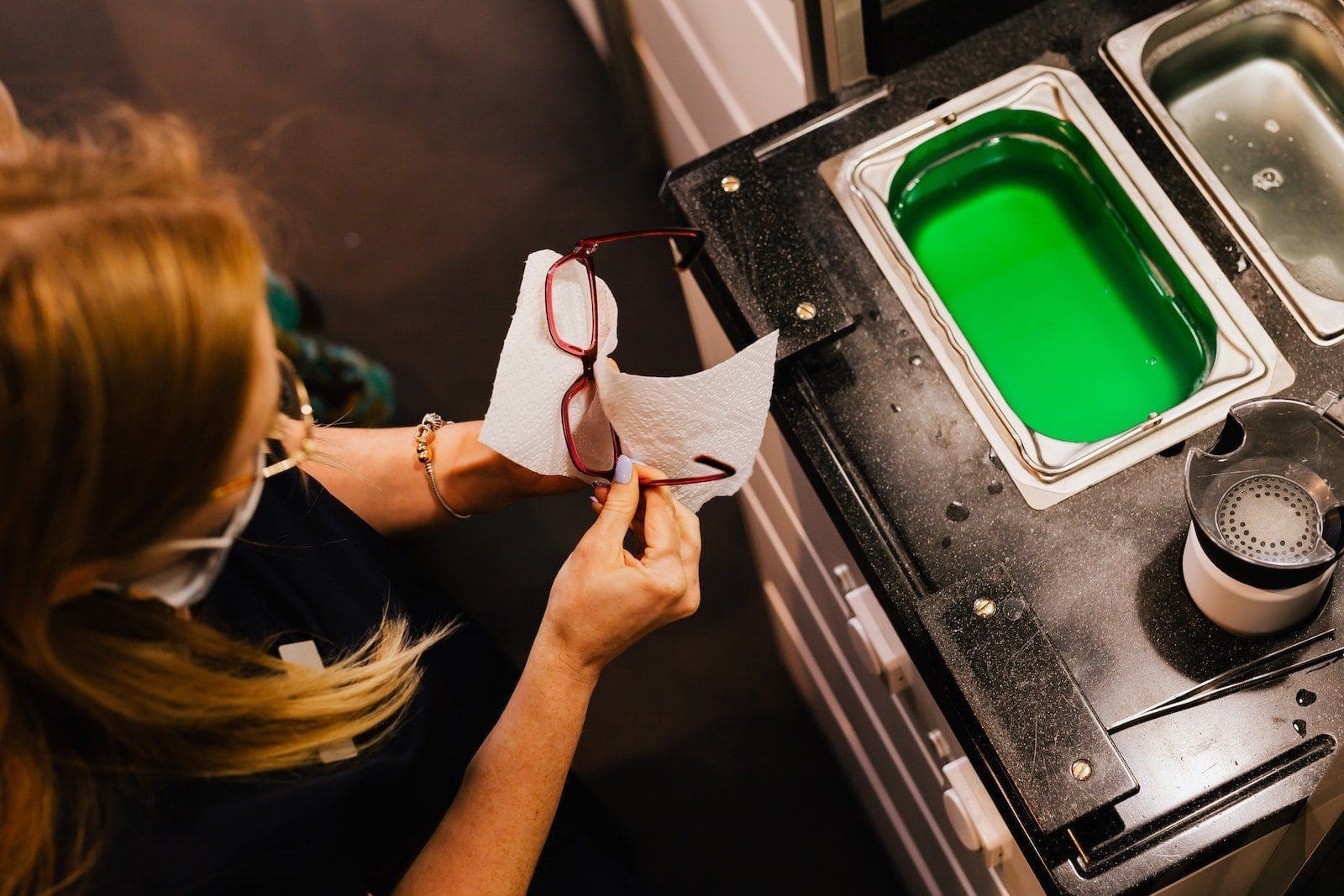 Augenoptikerin bei der Arbeit