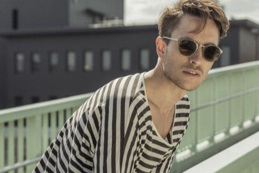 Mann mit Metallsonnenbrille