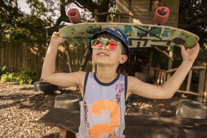 Kind mit Brille und Skateboard