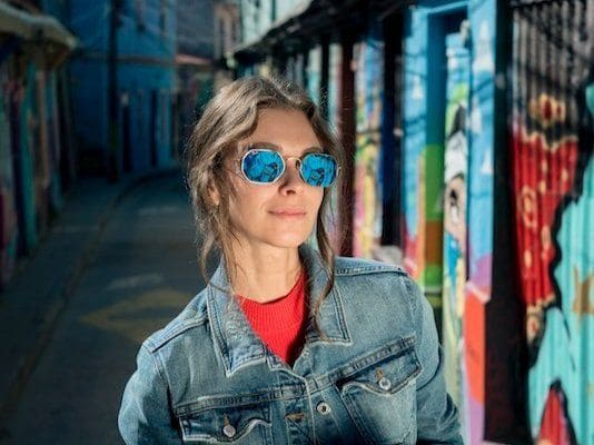 Frau mit Sonnenbrille