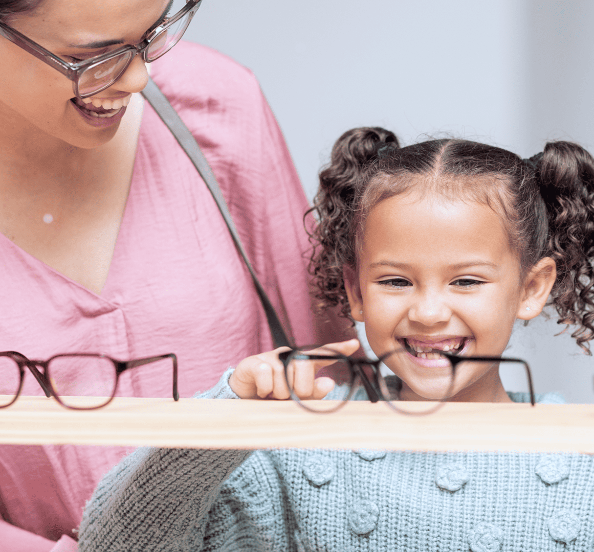 Kind sucht sich beim Optiker eine Brille aus