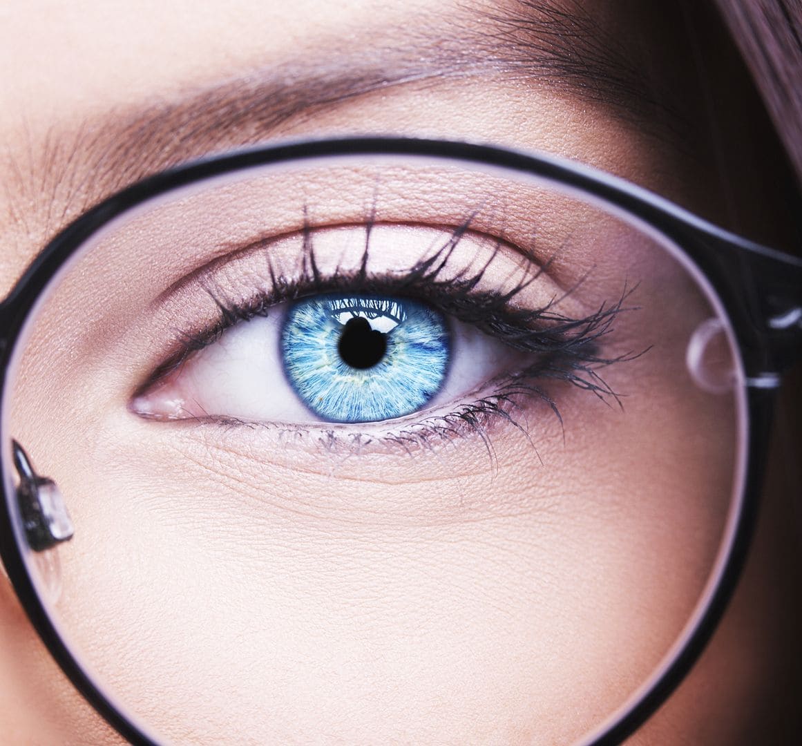 Blaues Frauenauge mit Brille