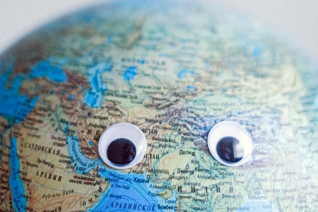 Globus mit Kulleraugen