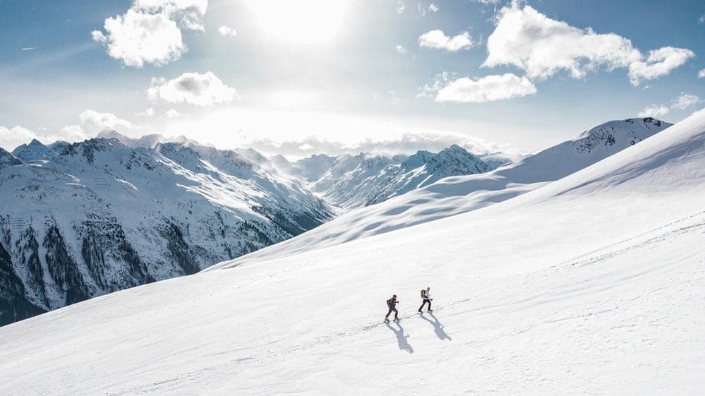 Wintersportler im Schnee