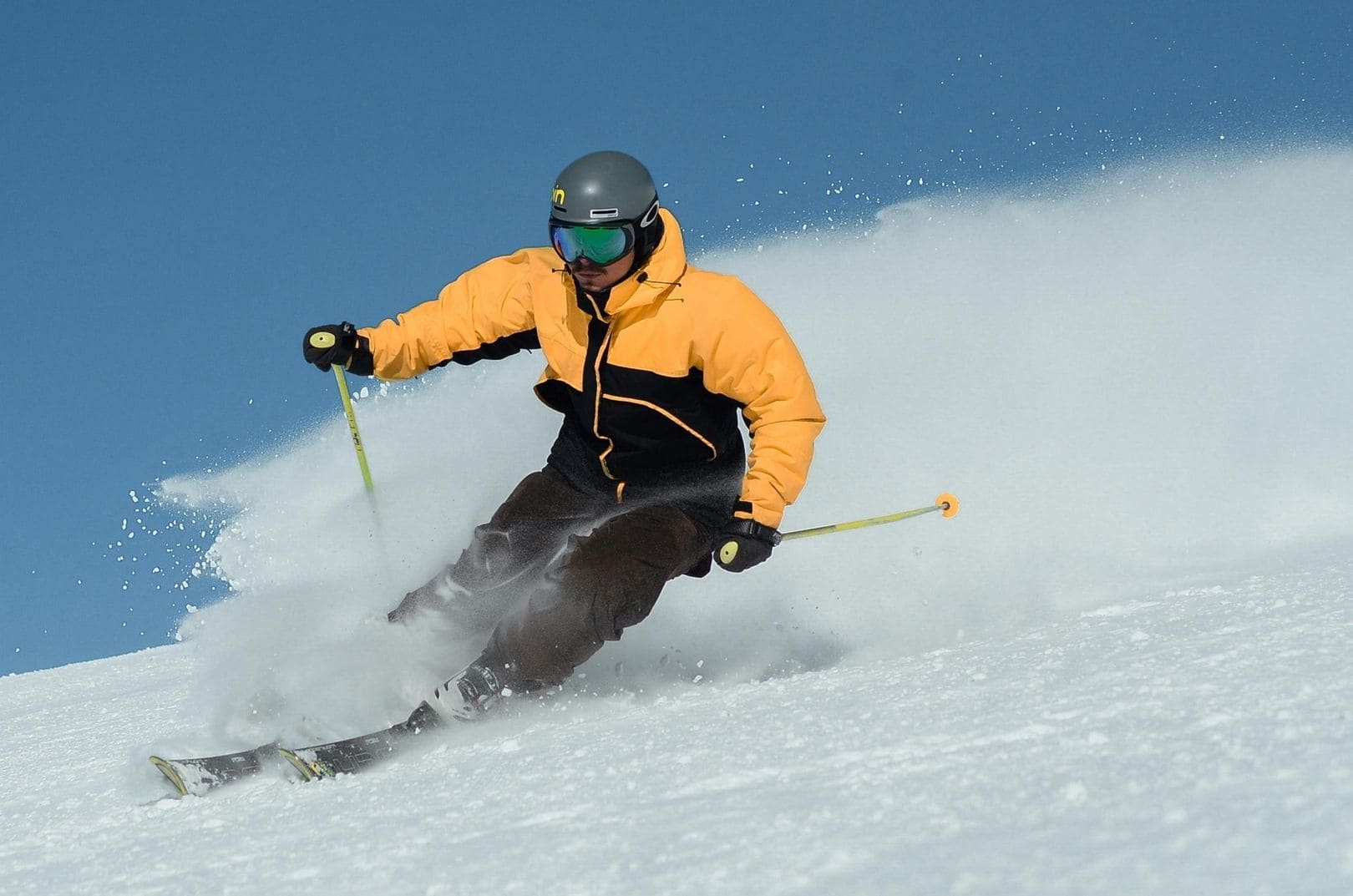 Mann betreibt Wintersport