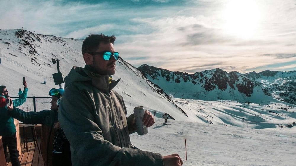 Mann mit Brille beim Wintersport