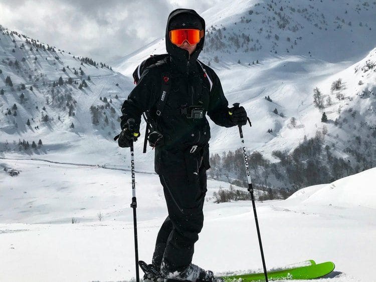 Mann mit Brille beim Wintersport